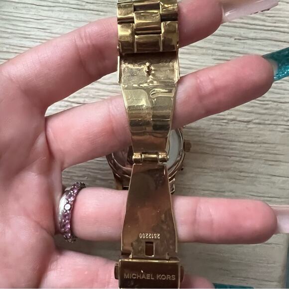 Michael Kors Goldtone Pinkish-Orange Face watch Date Window Snap Closure - Picture 6 of 8